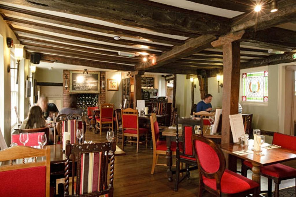 The Bell Hotel & Inn By Greene King Inns Woburn Restaurant foto